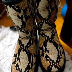 🔥SOLD🔥UGG Women's Classic Short Reptile Calf Hair Boots Black Size 9 preloved